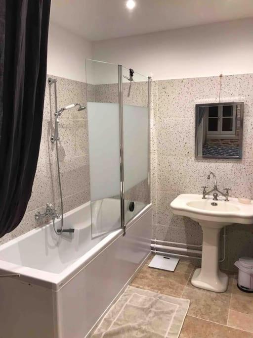 La Maison De Lea, Chambres D'Hotes De 14 Couchages Tournus Esterno foto